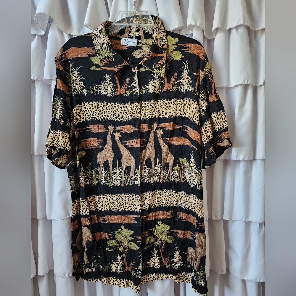 Women's Giraffe Buttoned Blouse Size Large